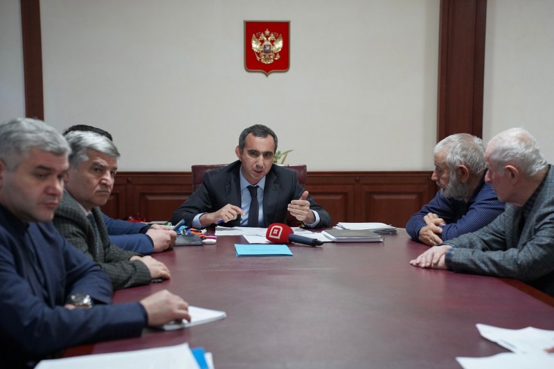 Заур Эминов встретился с инициативной группой жителей села Ахатлы