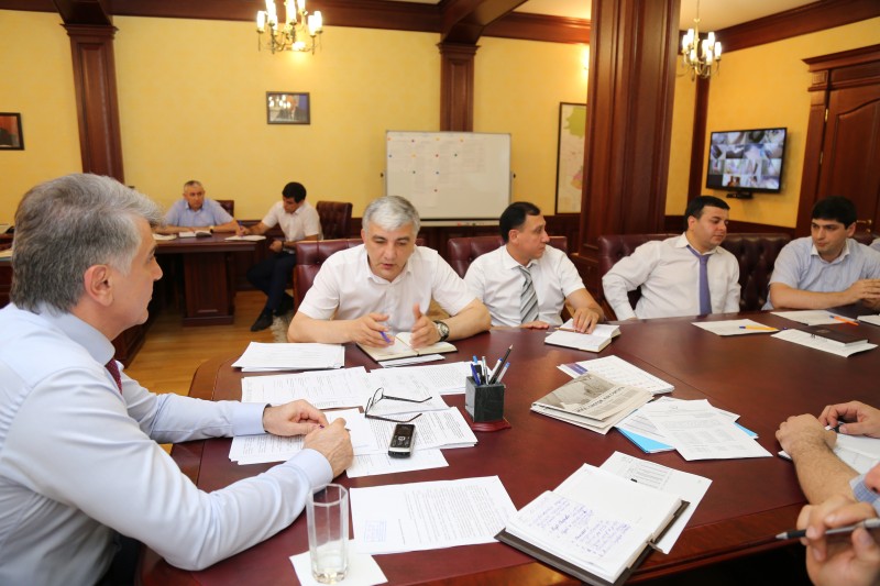 Руководитель Минимущества РД Руслан Магомедов провел плановое совещание ведомства