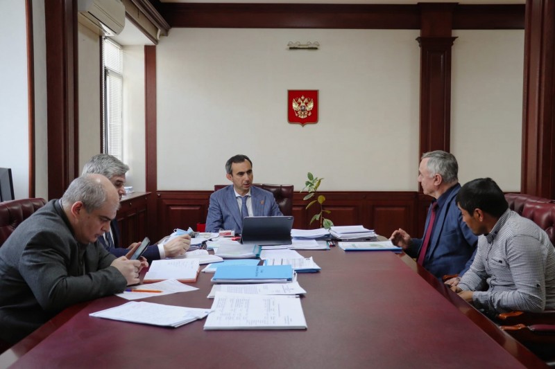 Заур Эминов провёл приём граждан в Минимуществе Дагестана