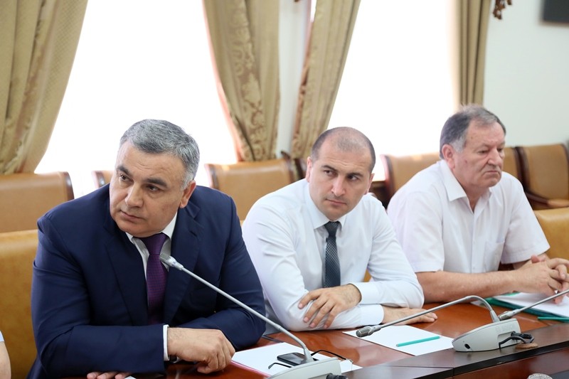 Минимущество работает в контексте - земли никто не забирает, люди должны спокойно работать