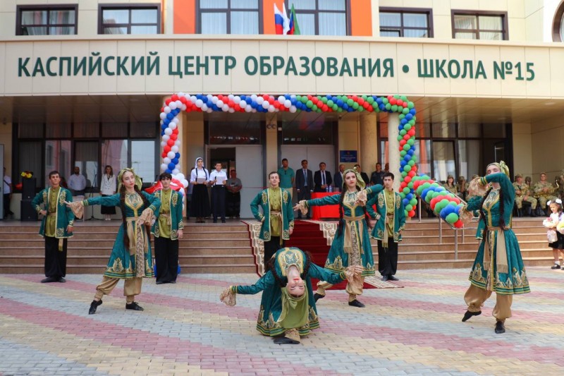 Заур Эминов поздравил с Днем знаний первых учеников новой школы в г.Каспийск