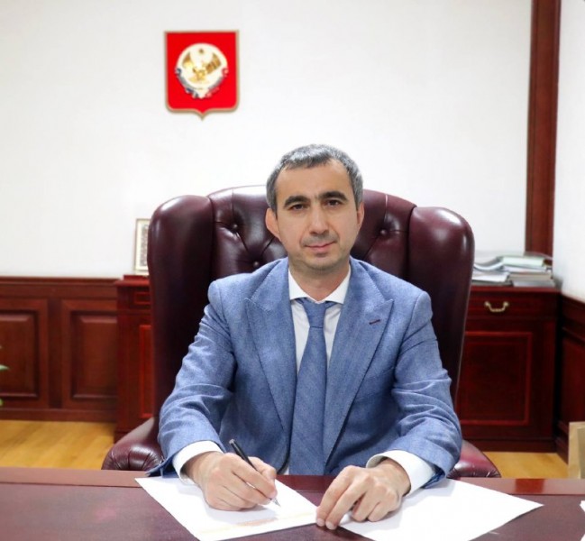 Указом Главы РД от 27 февраля 2022 года №26 Заур Эминов назначен заместителем Председателя Правительства Республики Дагестан - министром по земельным и имущественным отношениям Республики Дагестан