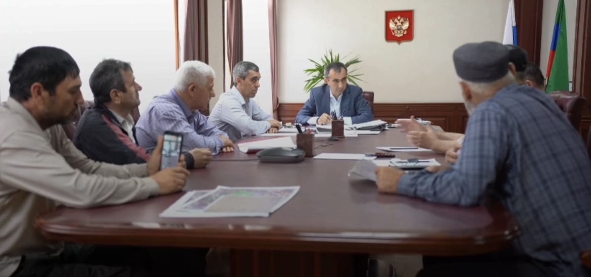 Заур Эминов встретился с инициативной группой жителей Казбековского района